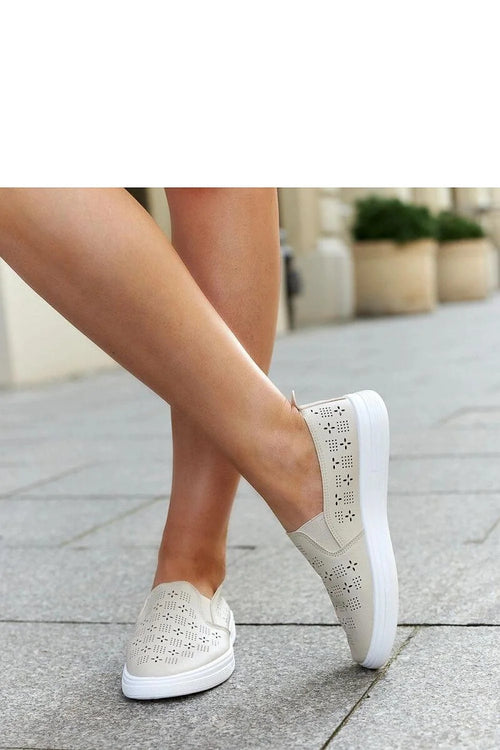 Baskets slip-on femmes design moderne beige perforations orteil arrondi semelle caoutchouc confort adhérence estivale mode
