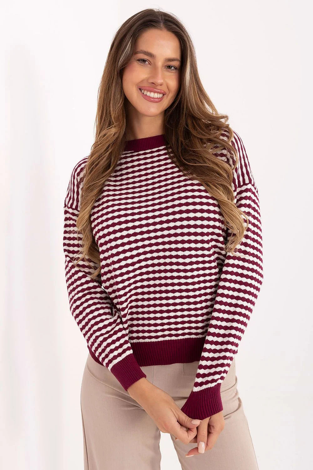 pull femme col rond maille tricotée coupe droite légèrement ample longueur taille idéale motif rayé bordeaux blanc ondulé