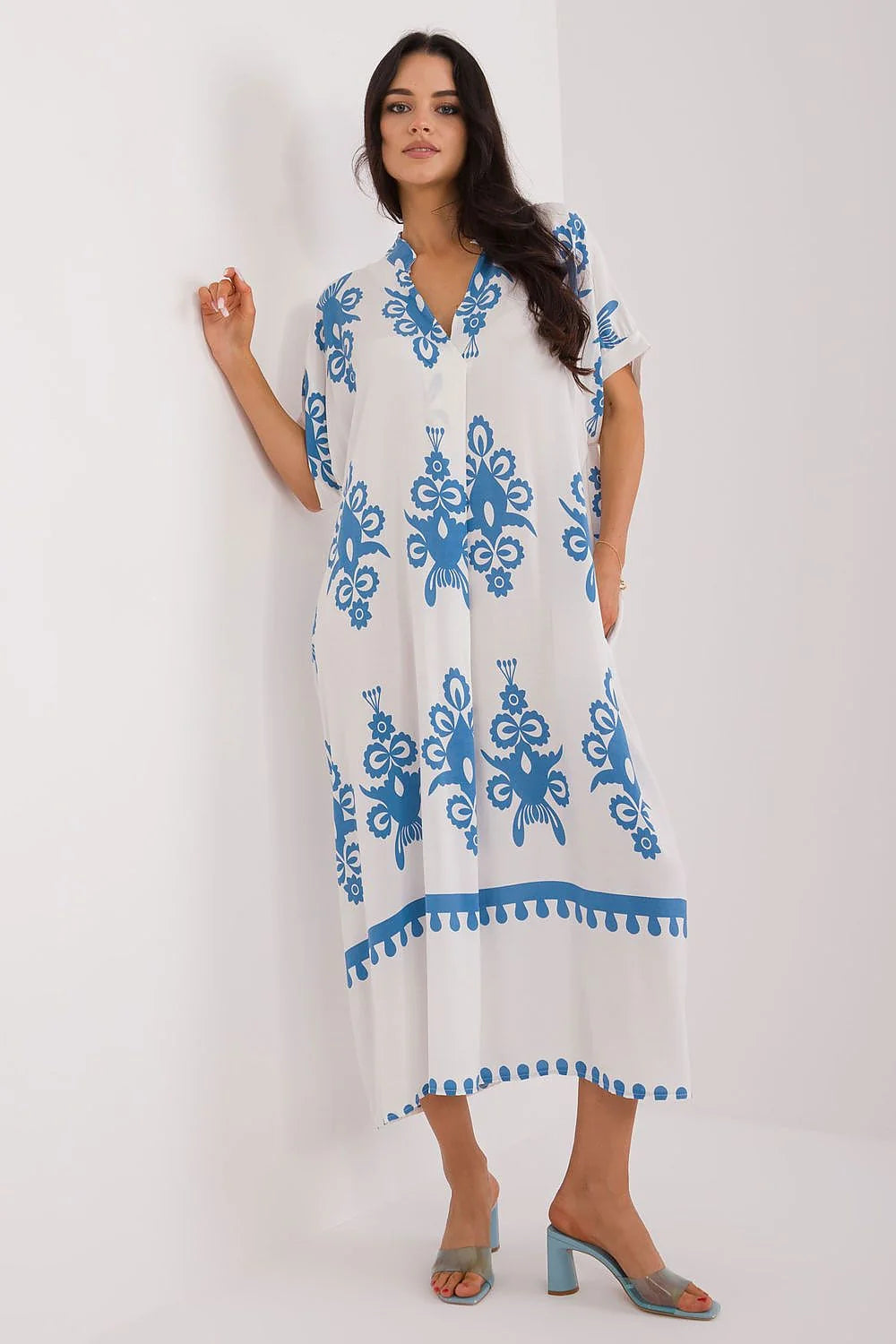 robe caftan bohème imprimé floral bleu royal blanc viscose légère oversize fluide longueurcheville encolureV manchescourtes pocheslatérales ourletfrise folklorique
