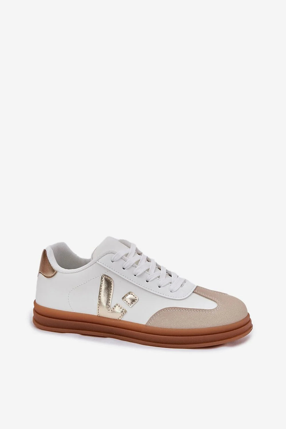 Chaussures de sport Step in style pour femmes, design moderne épuré, cuir artificiel, semelle confortable, style casual, baskets basses, lacets blancs, logo doré, double bracelet perlé, beige et blanc
