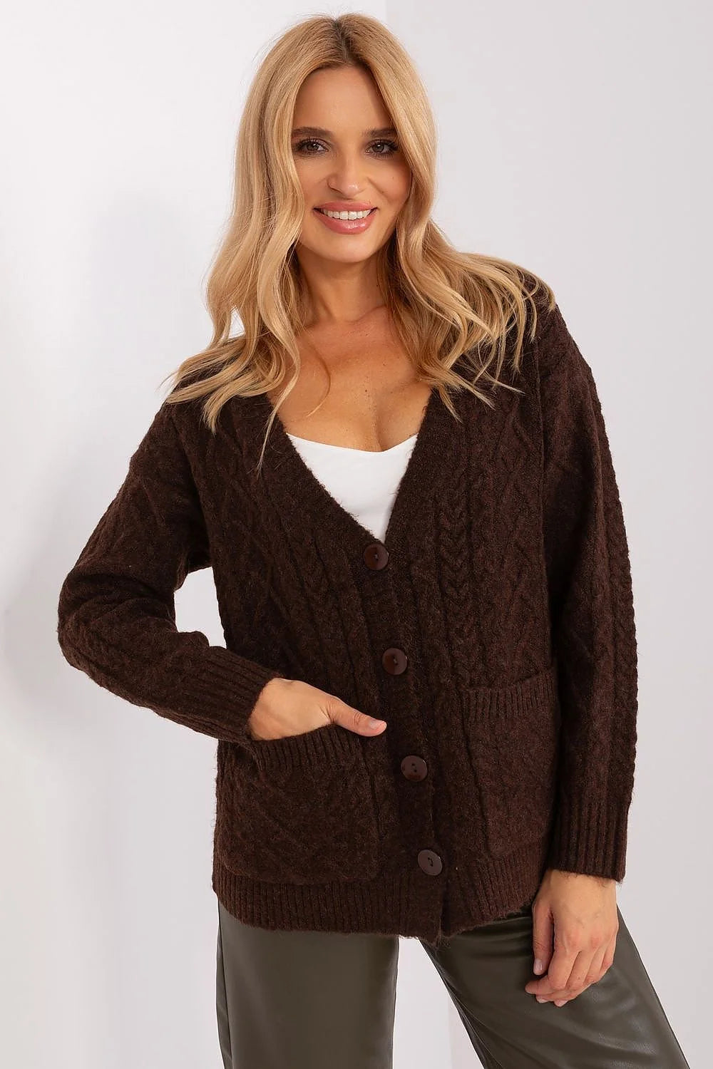 cardigan tricoté main torsadé intégral mélange laine brun chocolat poches plaquées gros boutons apparents manches longues bords côtelés coupe décontractée