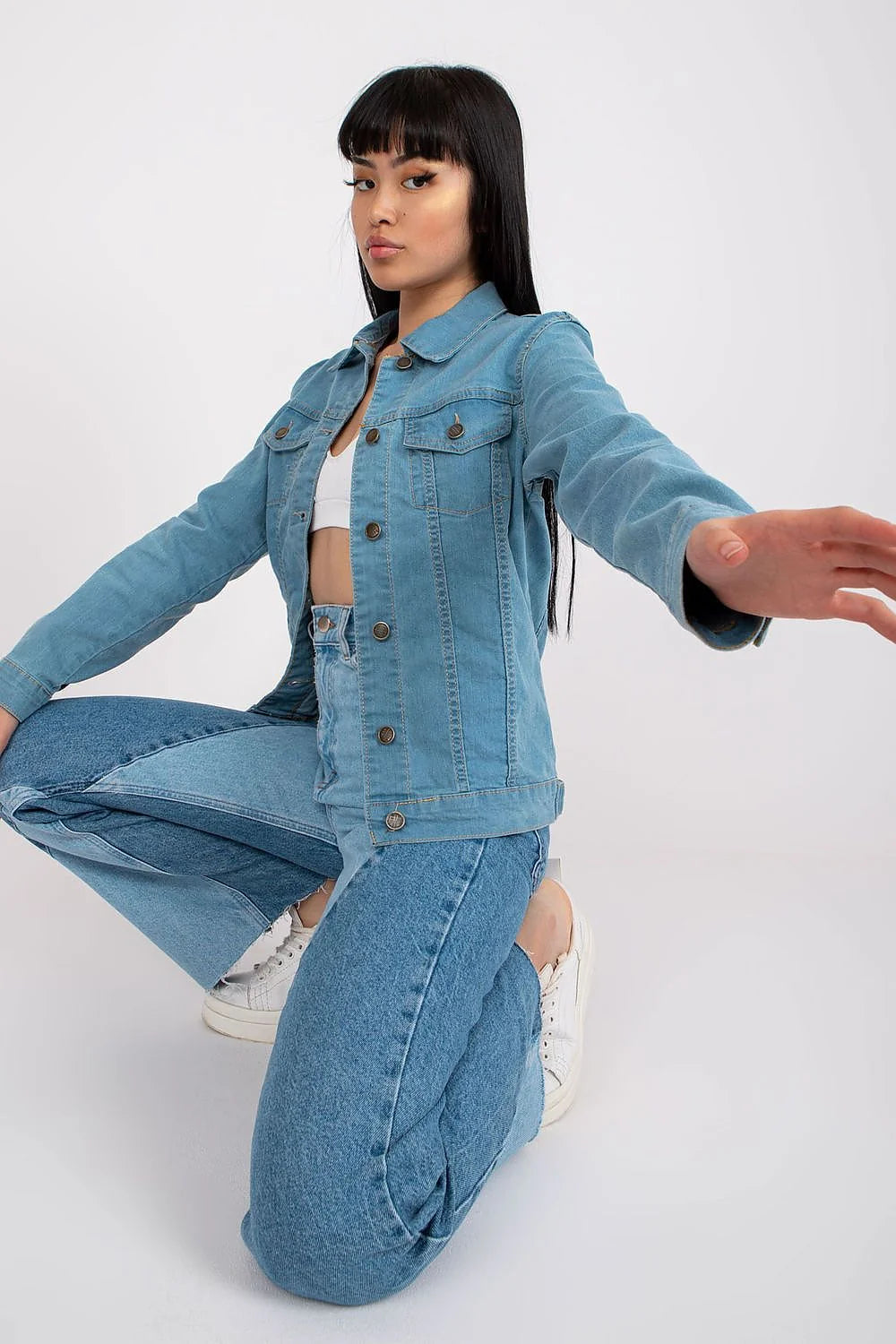 Veste en denim style classique denim bleu clair col rabattu boutons métalliques poches à rabat coupe ajustée look casual mode femme