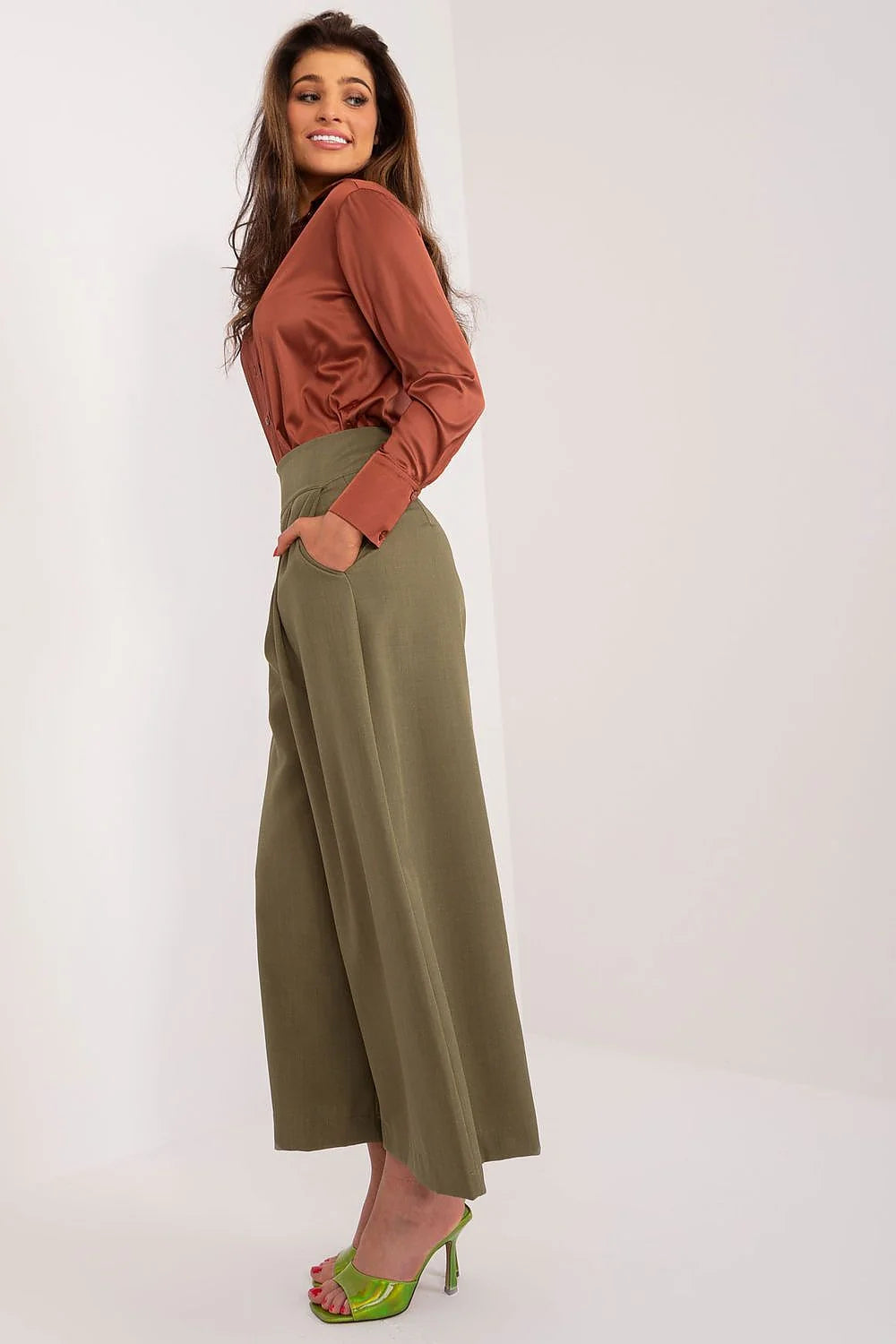ensemble femme chemise satinée marron cuivré col classique manches longues boutonnée pantalon palazzo taille haute kaki olive plis marqués talons