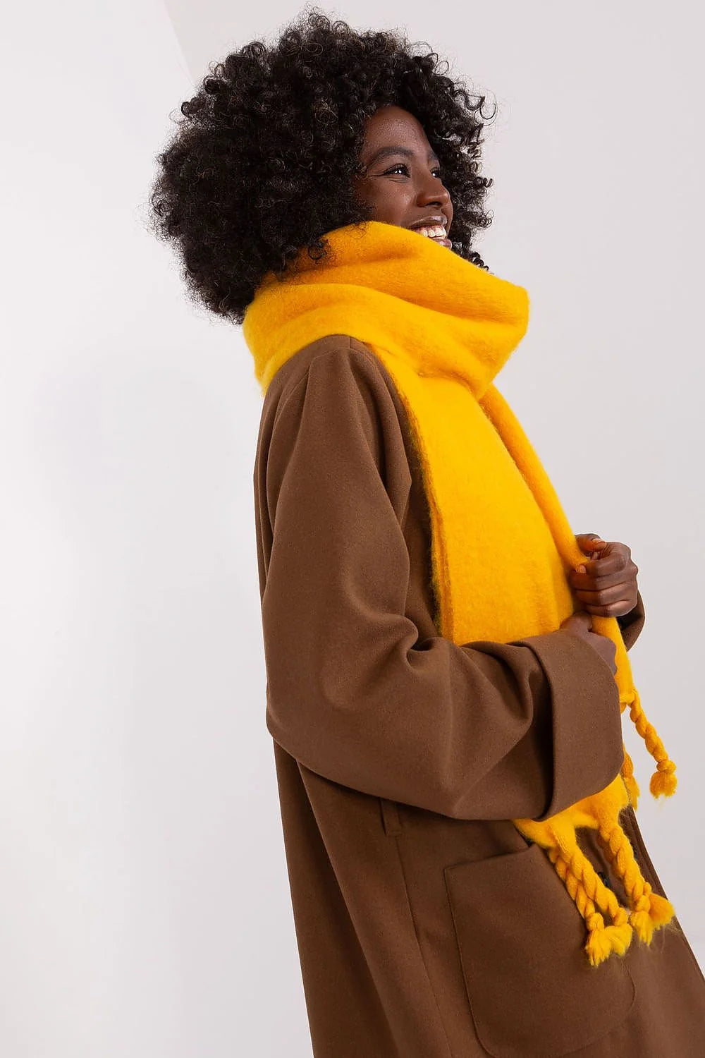 Écharpe pour femme moderne couleur jaune vif texture épaisse franges torsadées matériau doux style oversized automne hiver