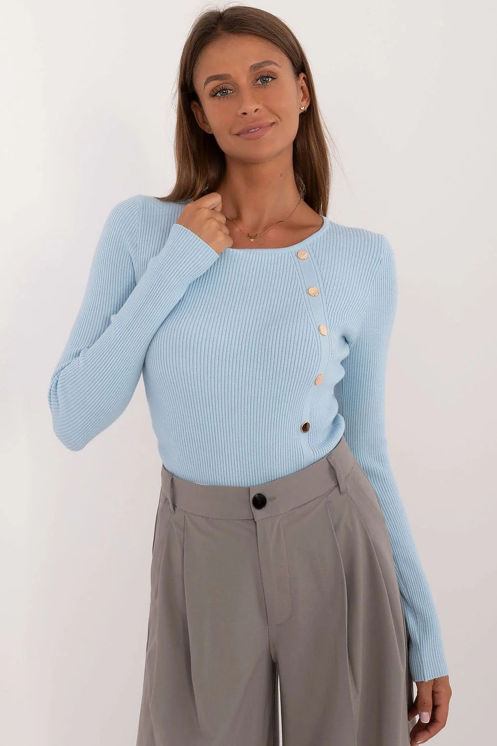 Pull femme style moderne coupe ajustée asymétrique boutons métalliques bleu clair manches longues encolure ronde matières douces