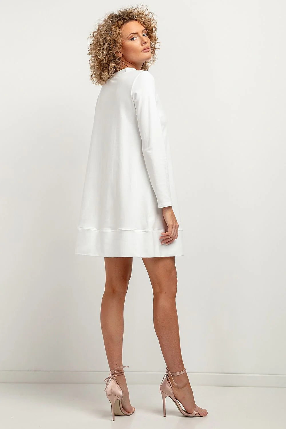 robe Tessita maille blanche immaculée coupe trapèze oversize manches longues col montant molleton épais ourlet large dos allongé sportchic confortable