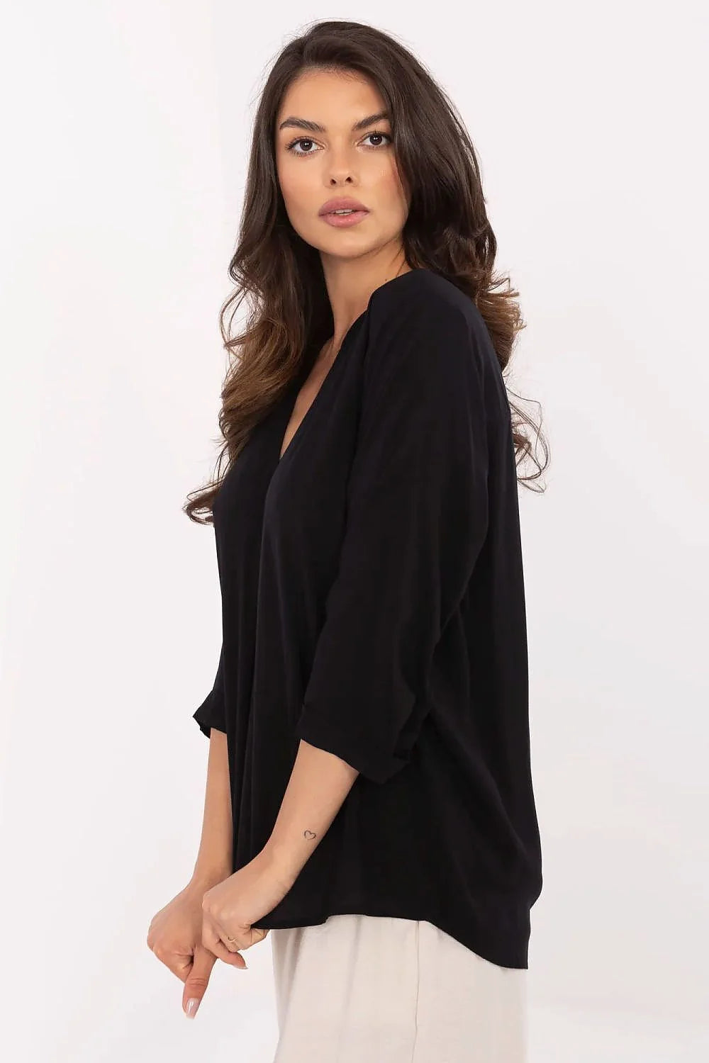 chemisier viscose écologique col V manches trois quarts coupe ample fluide pli central noir minimaliste polyvalent bureau soirée