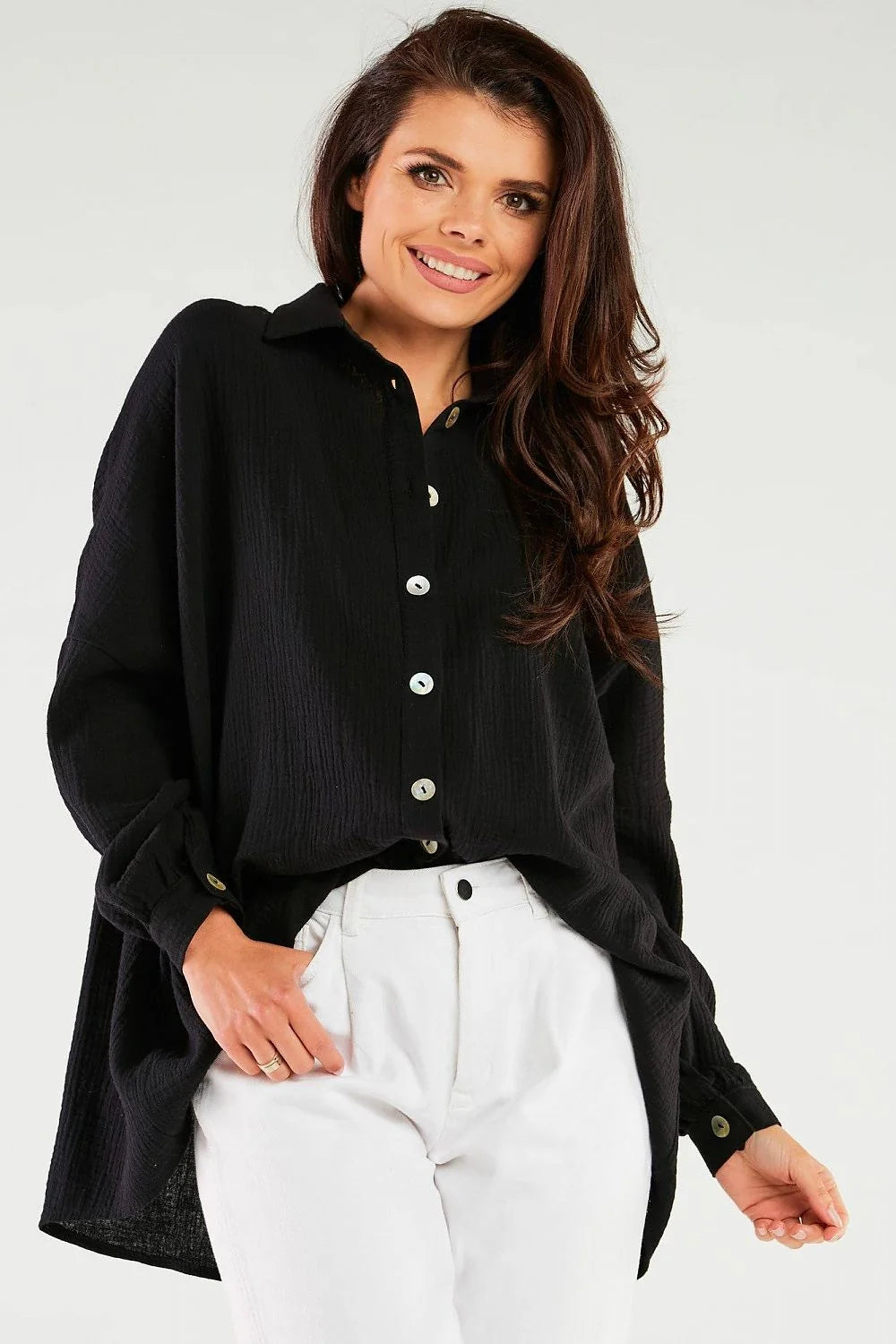 Chemise manche longue Infinite You oversize col droit boutons nacré couleur rose pâle femme style décontracté moderne