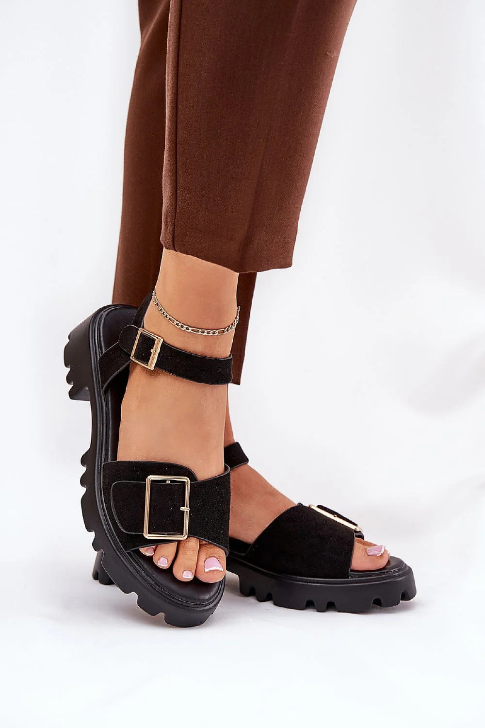 Sandales pour femmes moderne audacieux daim noir plateforme ajustables boucle dorée casual-chic confort écolabellisé