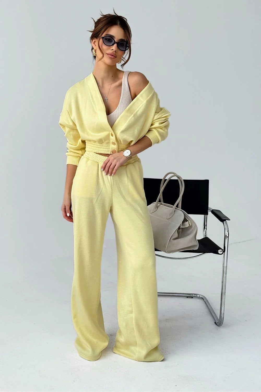 Balancia ensemble féminin deux pièces cardigan court boutonné manches bouffantes pantalon large taille smockée élastiquée maille légère jersey jaune pâle