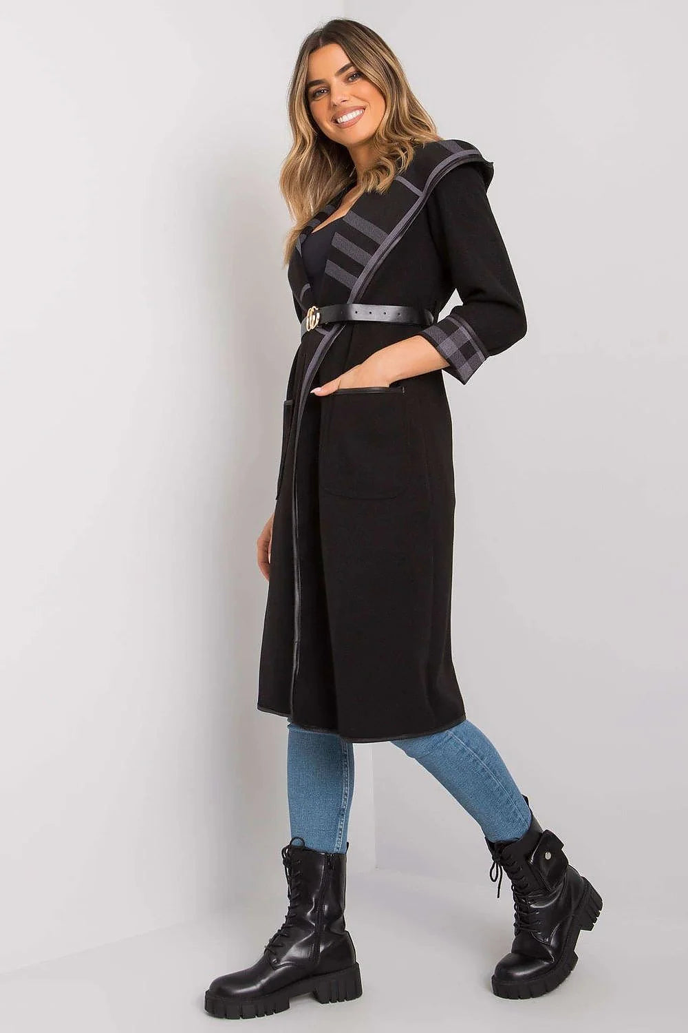 Manteau long en polyester noir ajusté chic avec ceinture dorée et col à revers élégant