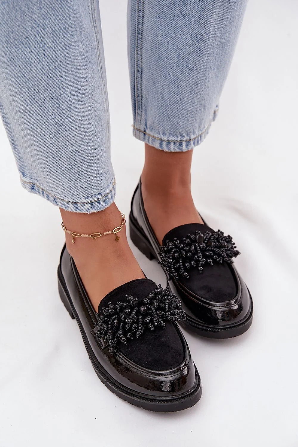 mocassins femme loafers noirs enfilables bout rond talon bas semelle épaisse cuir verni empeigne suédée ornements frange perles tressées confortables