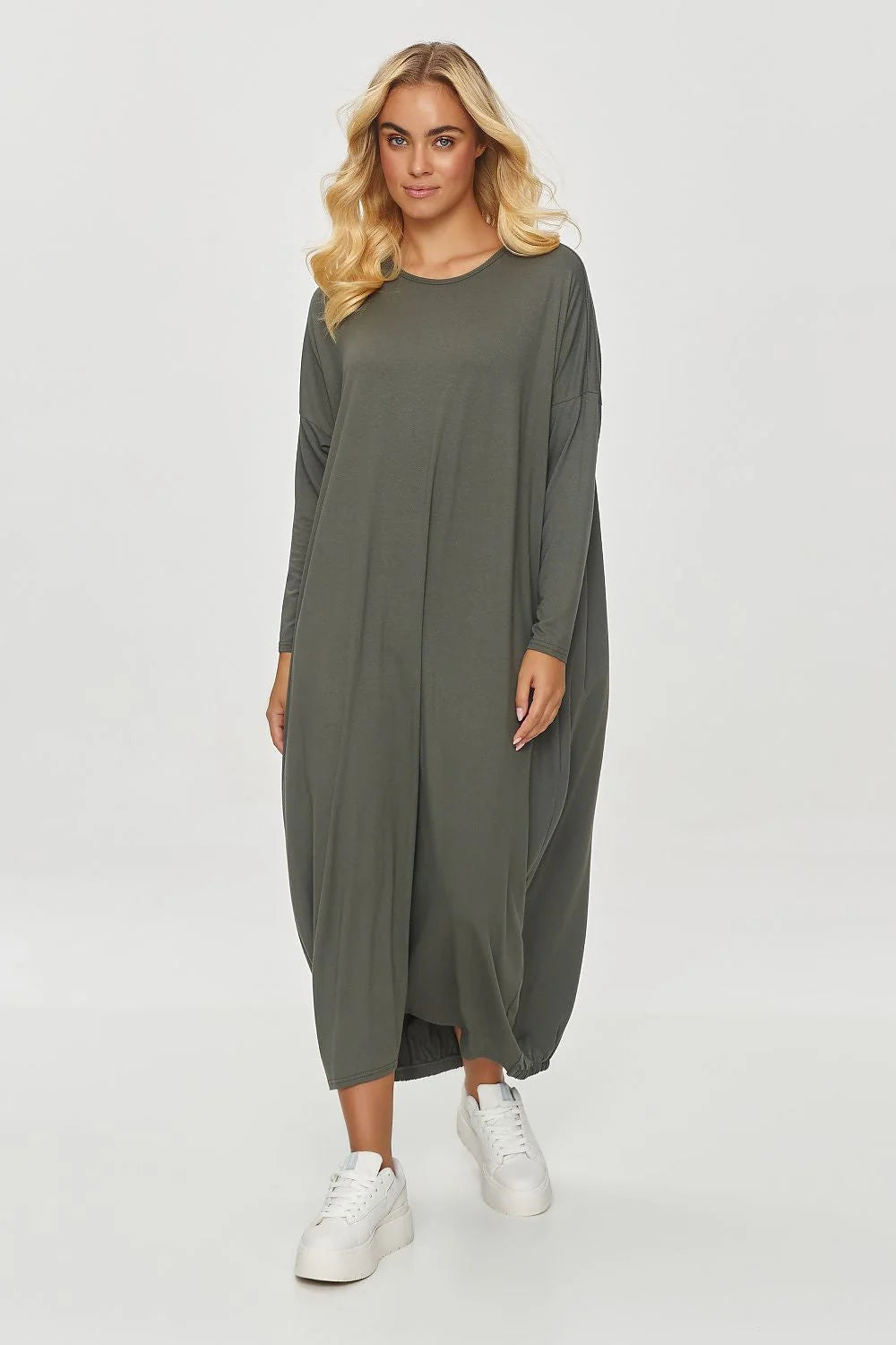 Robe longue oversize Makadamia manches longues couleur kaki jersey doux femme style moderne confortable occasion décontractée