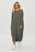 Robe longue oversize Makadamia manches longues couleur kaki jersey doux femme style moderne confortable occasion décontractée
