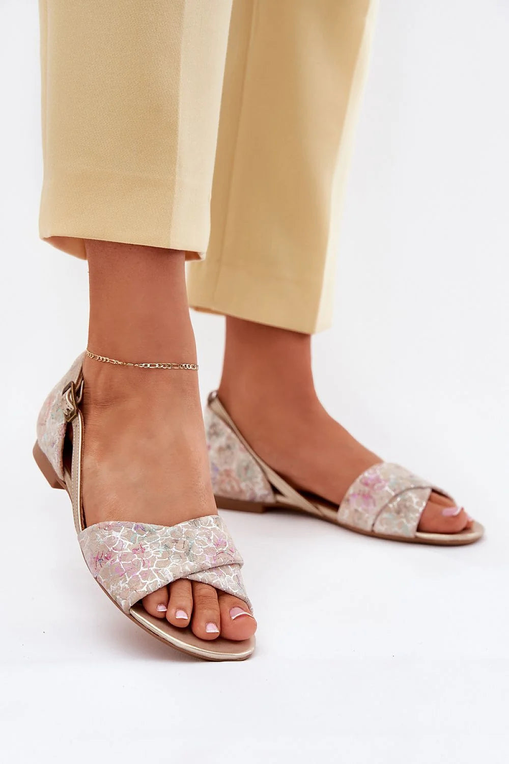 Sandales Maciejka en cuir naturel beige clair floral style sophistiqué ouvert orteils femmes occasion estivale