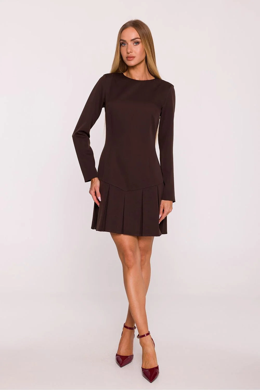 robe courte manches longues col bateau marron chocolat buste ajusté jupe plissée mini silhouette féminine tissu structuré extensible minimaliste