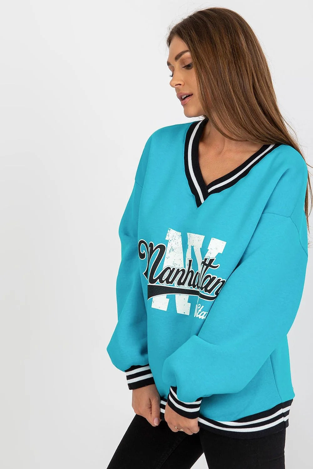sweatshirt femme oversize molletonné turquoise col V manches longues bords côtes rayés noirs blancs imprimé varsity Manhattan vieilli style streetwear