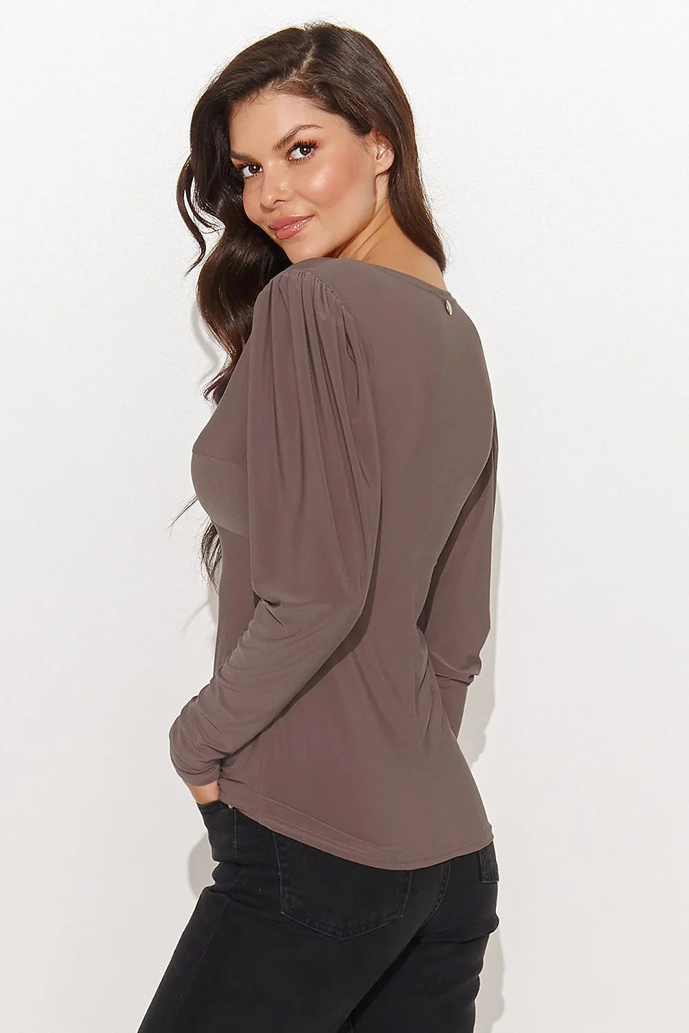 Chemisier Numinou pour femmes en taupe avec encolure en V, manches longues, coupe ajustée et finitions élégantes