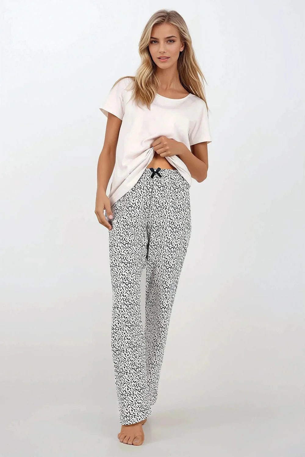 Pyjama pour femme en coton confortable et moderne, deux pièces, manches courtes, motifs abstraits, pantalon large, idéal pour détente