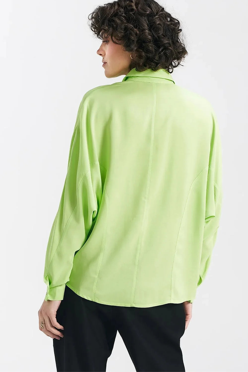Chemise oversize femme manches longues couleur vert lime col classique coupe ample matériau viscose mode été 2023