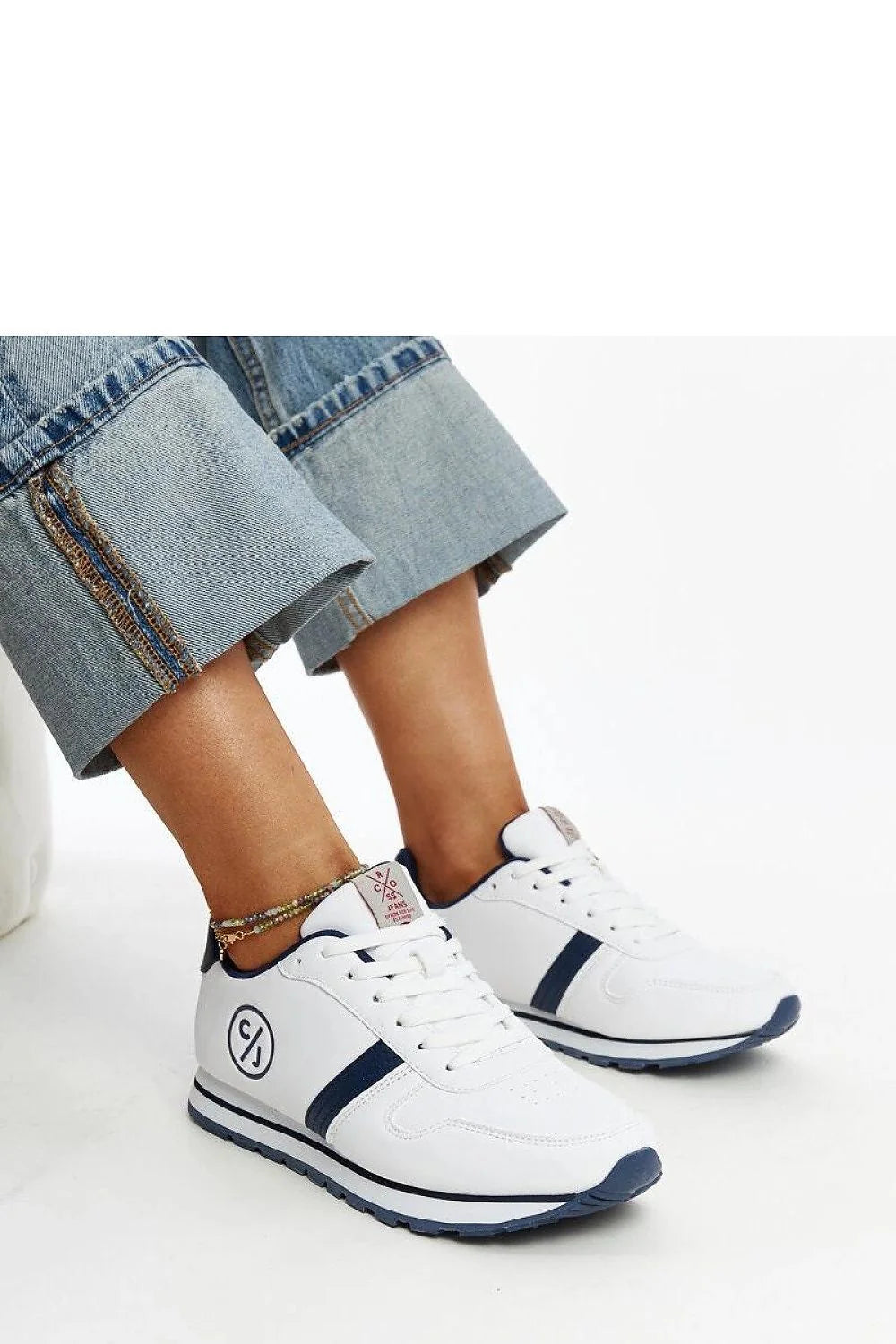Baskets mode femme design moderne basse couleur blanche détails bleu marine cuir synthétique confortable lacets ajustables occasion quotidienne
