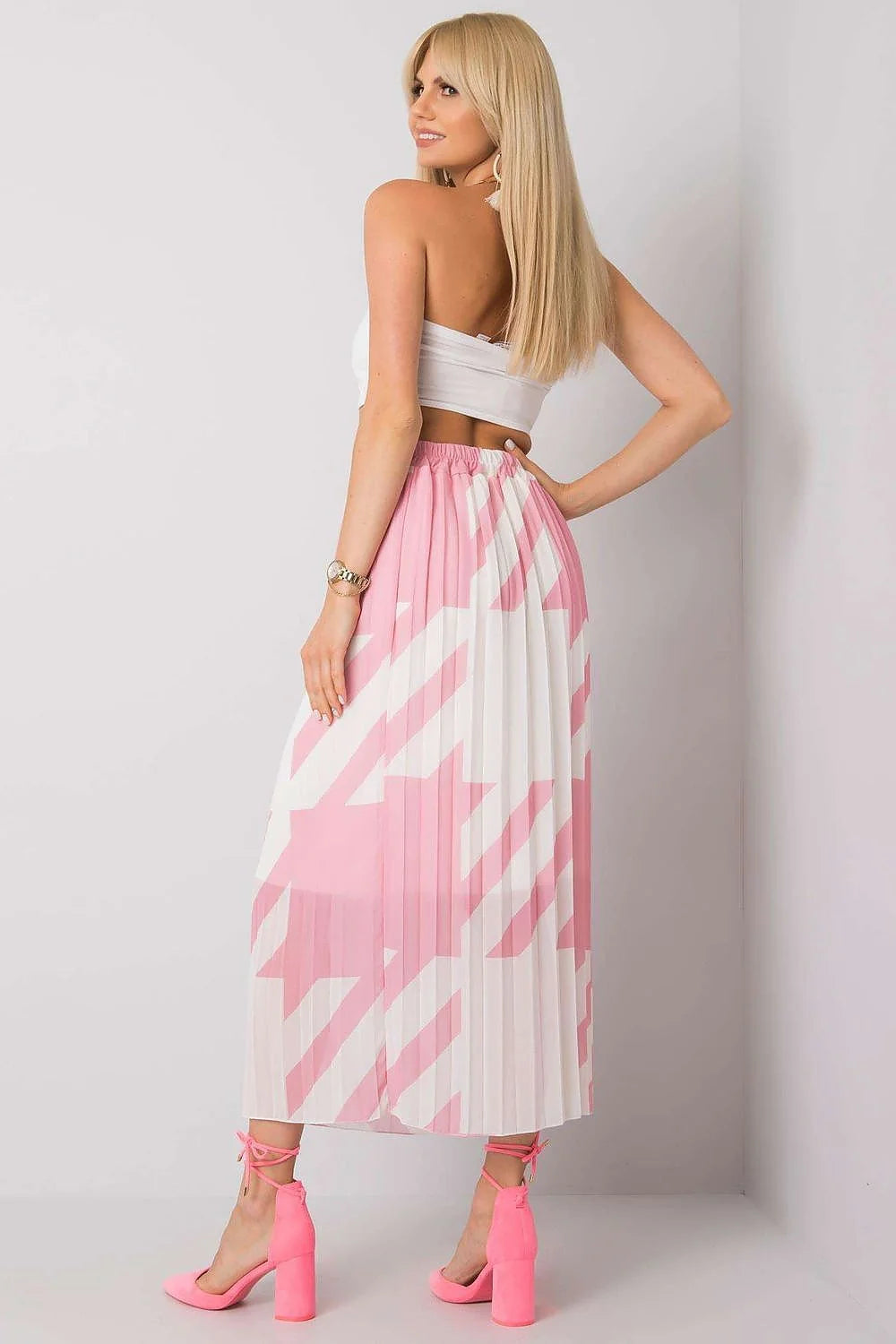 Tenue estivale féminine crop top jupe longue bohème plissée coton blanc motifs brodés