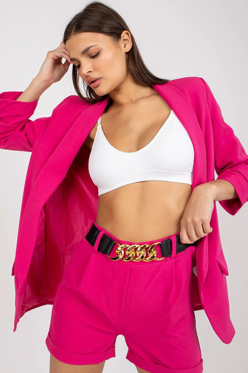 ensemble femme élégant blazer blanc manches retroussées col cranté short taille haute revers courts ceinture noire chaîne dorée