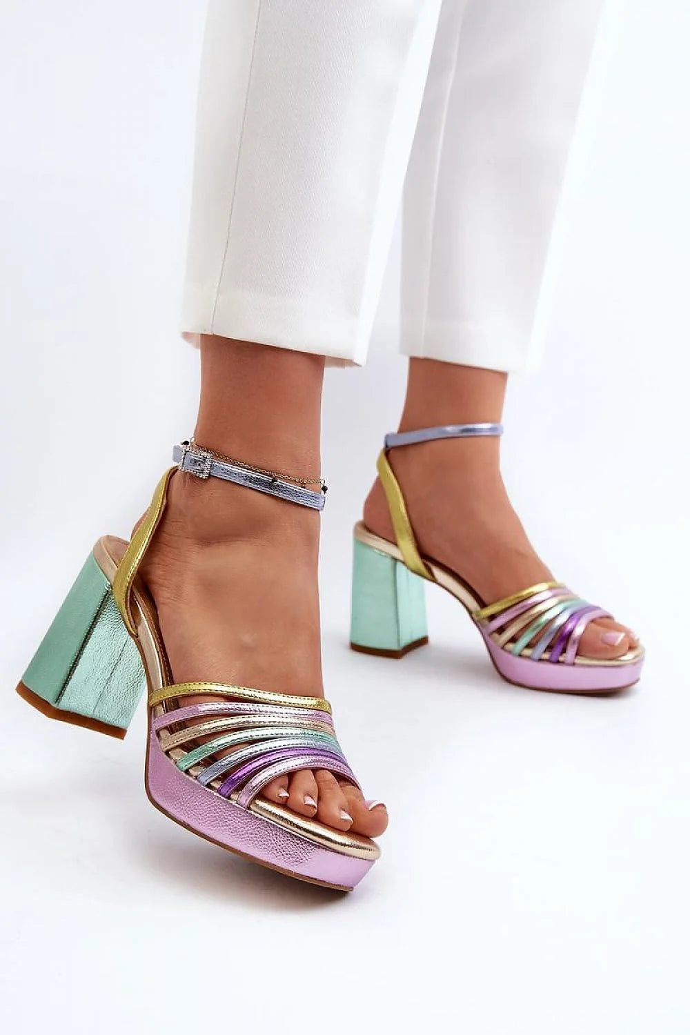 sandales talon bloc plateforme brides entrelacees multicolores pastel metalise simili semelle cuir naturel boucle reglable confortable retrochic estivale femme