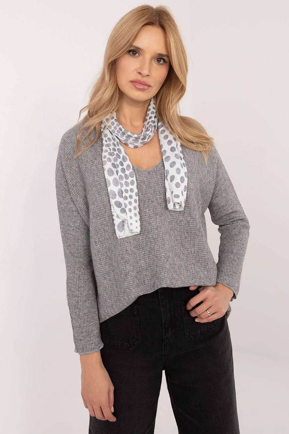 pull femme Italy Moda maille côtelée gris clair coupe boxy courte col V profond manches longues ourlet asymétrique écharpe pois