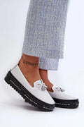 Mocassins pour femmes modernes élégants couleur blanche perforée semelle épaisse nœud décoratif pendentif métallique argenté cuir synthétique tissu technique