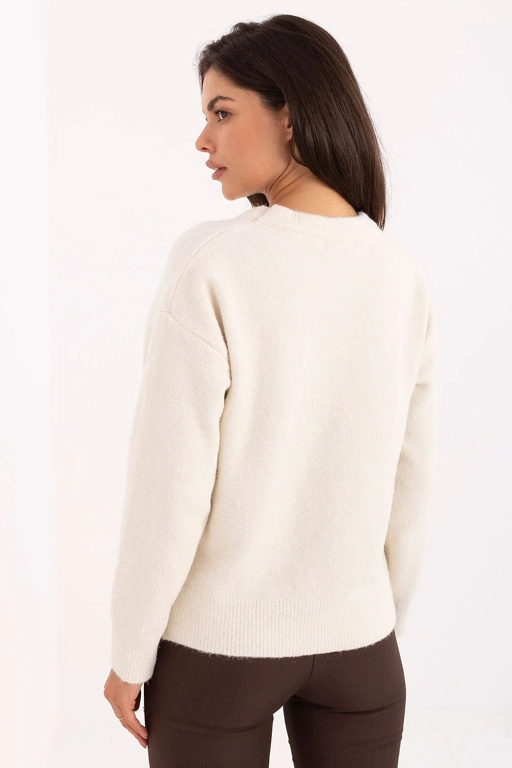 pull femme maille douce duveteuse col rond manches longues coupe droite longueur taille écru appliqué ourson brodé bleu casual chic