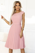 robe midi rose poudré plissée élégante manches courtes buste ajusté taille marquée jupe évasée ceinture intégrée tissu fluide léger