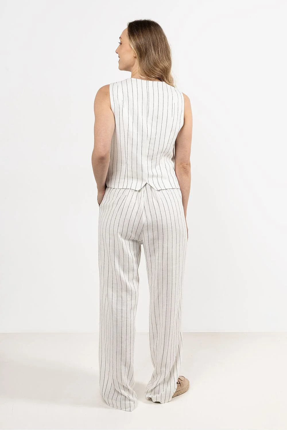 Gilet sans manches en lin rayures verticales blanc cassé pantalon taille haute femme style classique