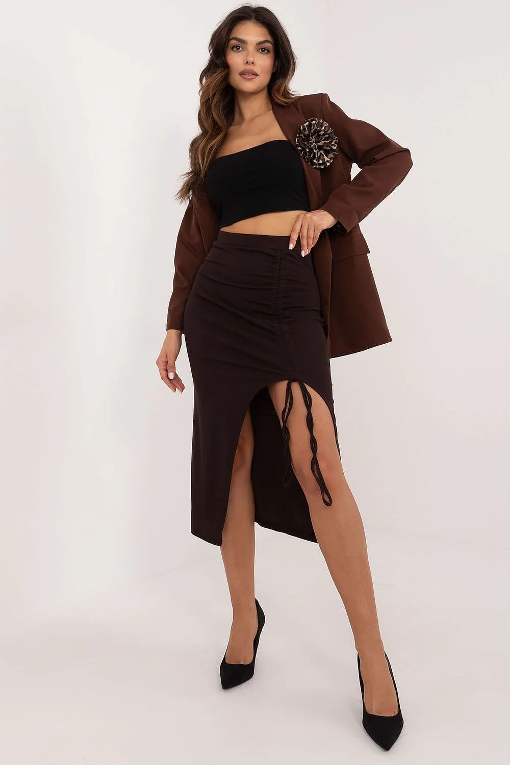 Jupe crayon marron foncé fente asymétrique détails fronces liens Polyester Élasthanne femme élégante moderne semi-formel professionnel