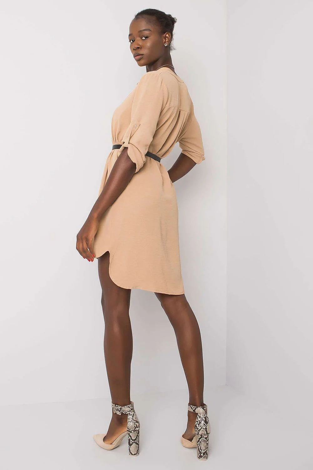 robe chemise femme tissu léger fluide beige clair coupe ample encolure V manches longues retroussées ceinture fine cuir noir asymétrique