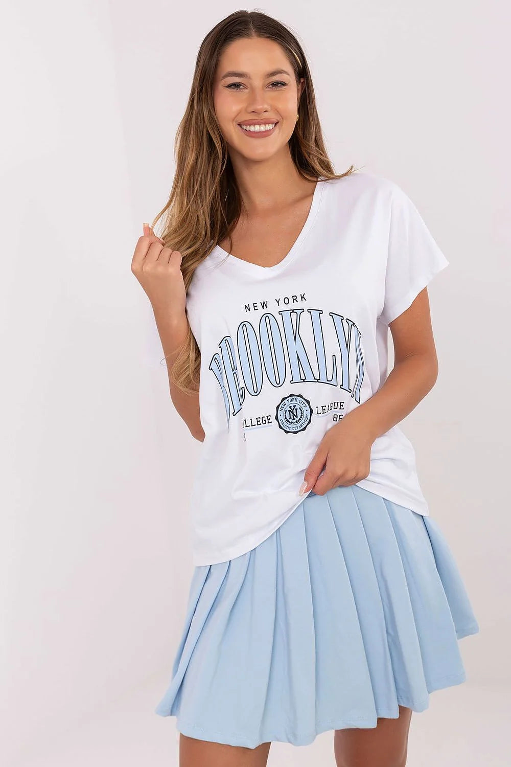 ensemble décontracté femme tshirt colV manchescourtes coupeample imprimeBrooklyn blasoncollege jerseyblanc cotonelastanne jupeplissee taillehaute shortsintegres tombefluide stylecasualurbain