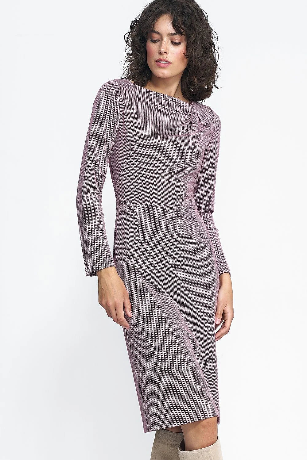 Robe de jour élégante en viscose imprimé chevrons rose pâle manches longues encolure asymétrique coupe ajustée femme