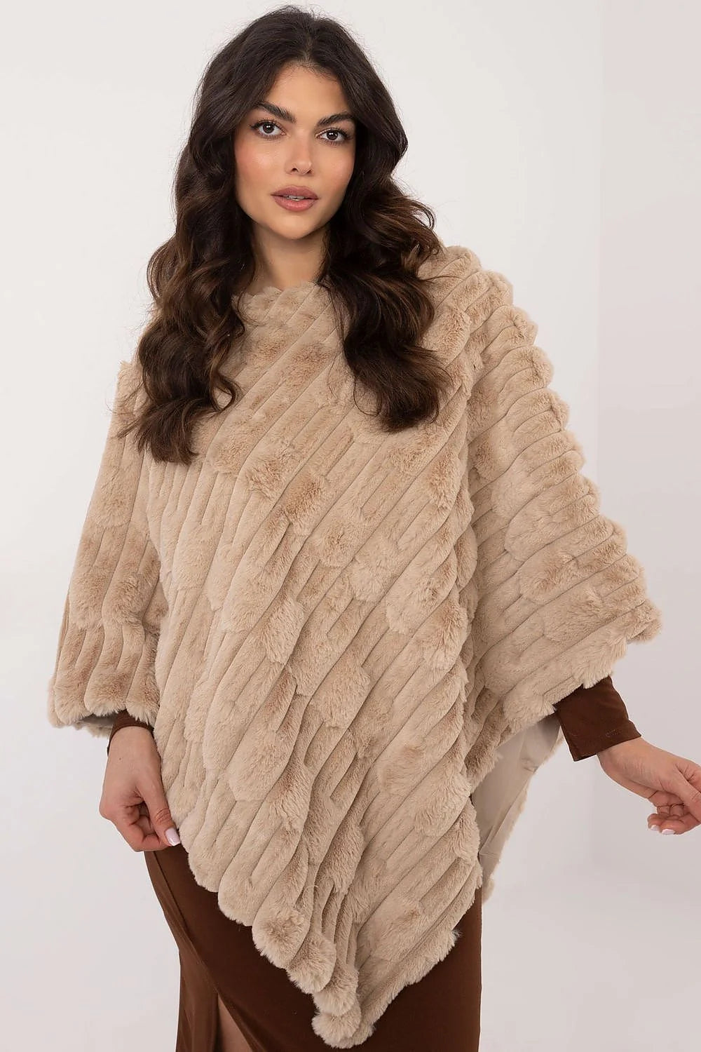 poncho fausse fourrure douce beige bandes diagonales coupe ample oversize col rond manches larges ourlet festonné tombé fluide chaud élégant