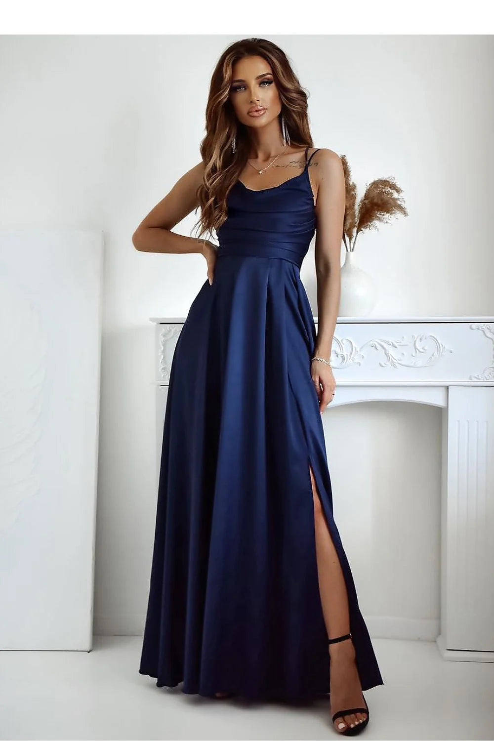 Robe longue élégante sans manches bleu marine fente dos nu finitions luxueuses pour femme occasion spéciale