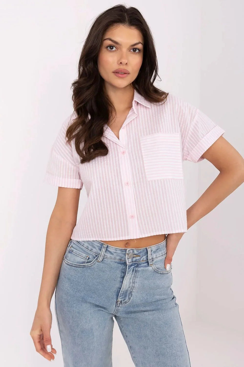 Chemise à manches courtes rayures verticales rose clair et blanc coton respirant poche latérale col classique manches retroussées design cropped style décontracté femme été