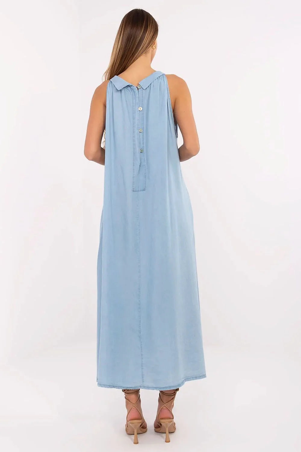 Robe estivale longue sans manches bleu ciel coupe ample matériau fluide poches latérales sandales accessoirisées