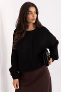 pull femme grosse maille oversize court col rond noir torsadé discret épaules tombantes manches bouffantes poignets côtelés texture duveteuse chaude