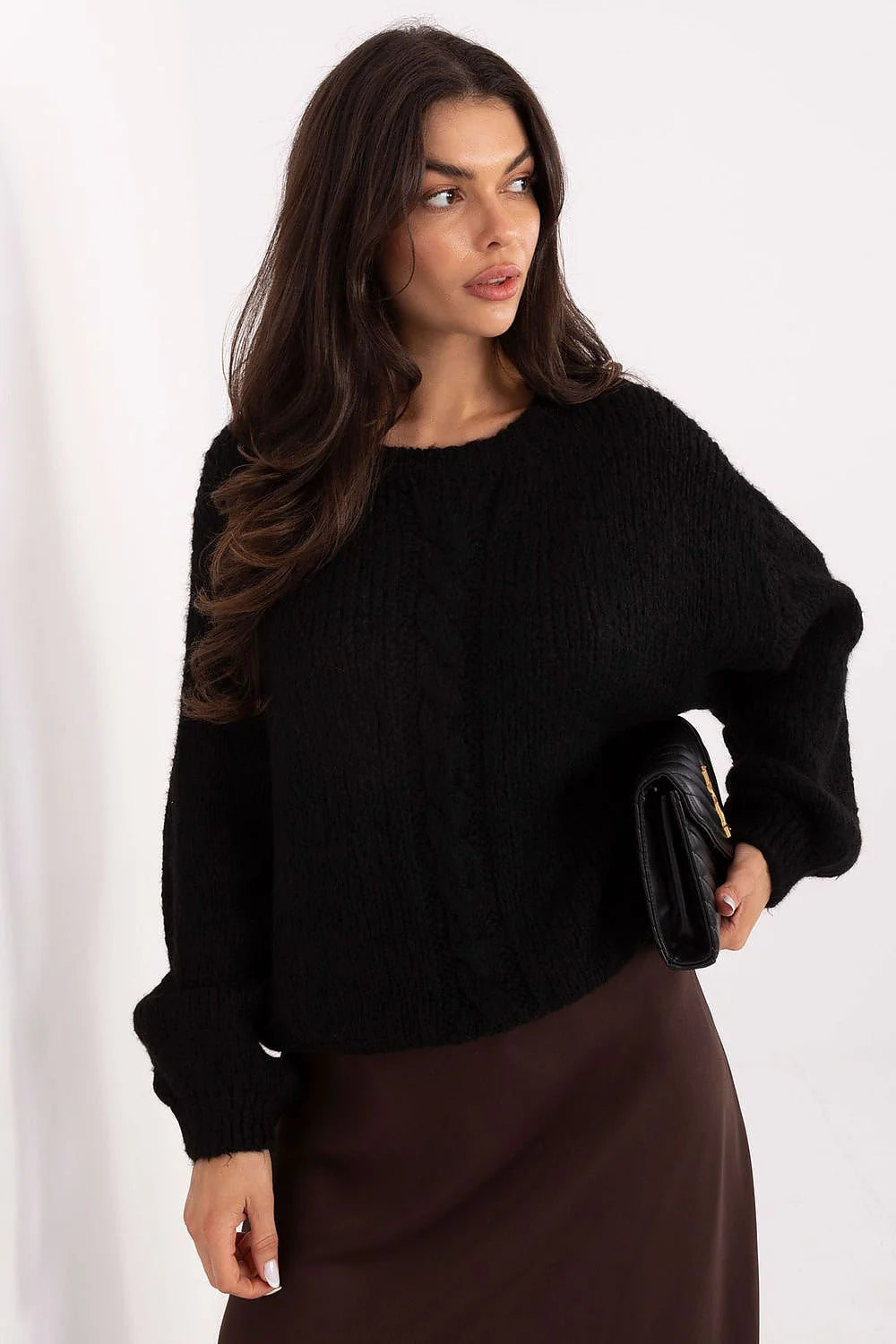 pull femme grosse maille oversize court col rond noir torsadé discret épaules tombantes manches bouffantes poignets côtelés texture duveteuse chaude