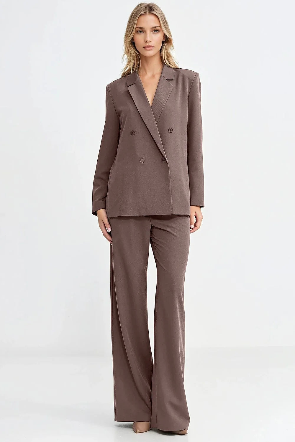 blazer femme oversize double boutonnage col revers épaules structurées manches longues longueur hanches doublure intégrale tissu fluide taupe minimaliste élégant
