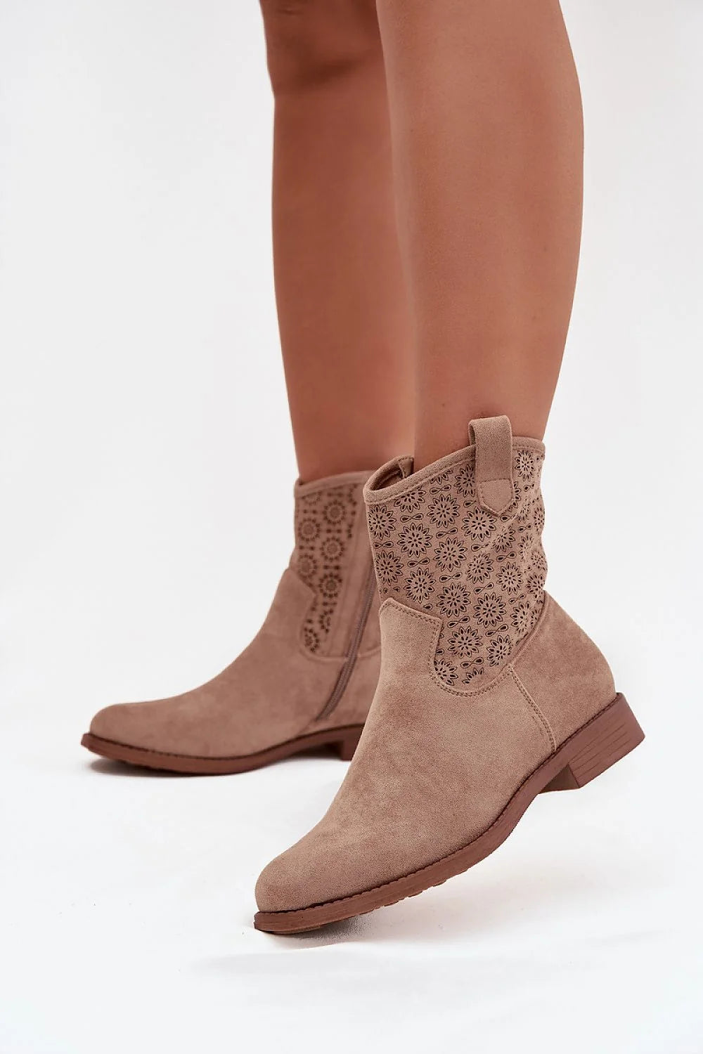 bottines femme suédine taupe bohème chic mi mollet ajourées florales découpées bout arrondi talon bas 3cm semelle antidérapante