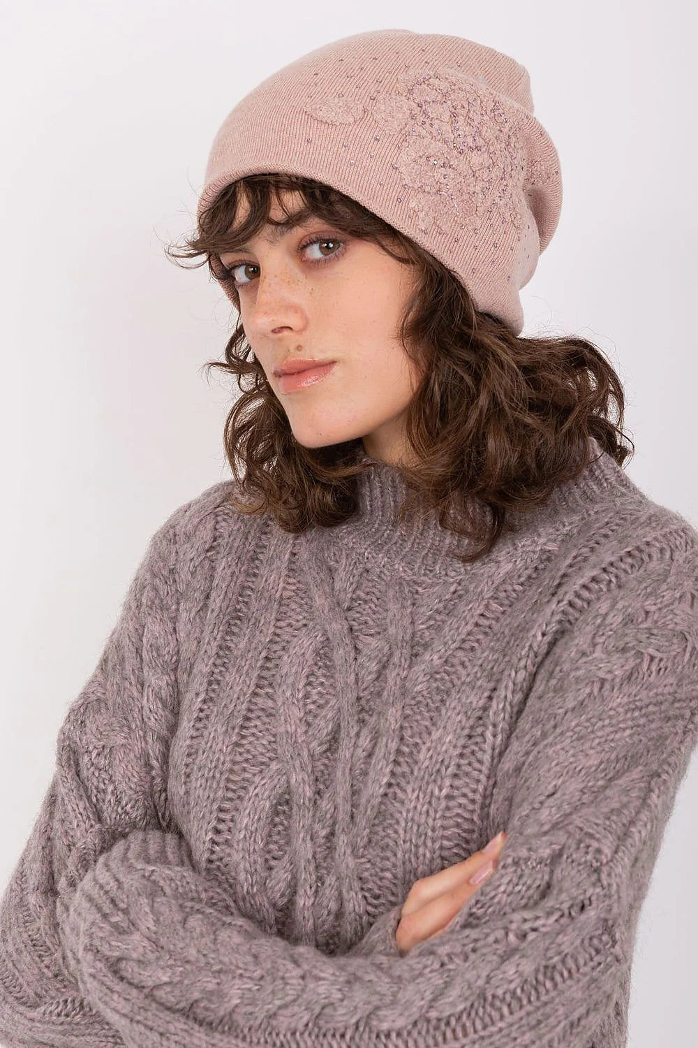Bonnet slouchy en cachemire acrylique coton rose pâle brodé fleurs perles pull-over tricot torsadé gris taupe femme