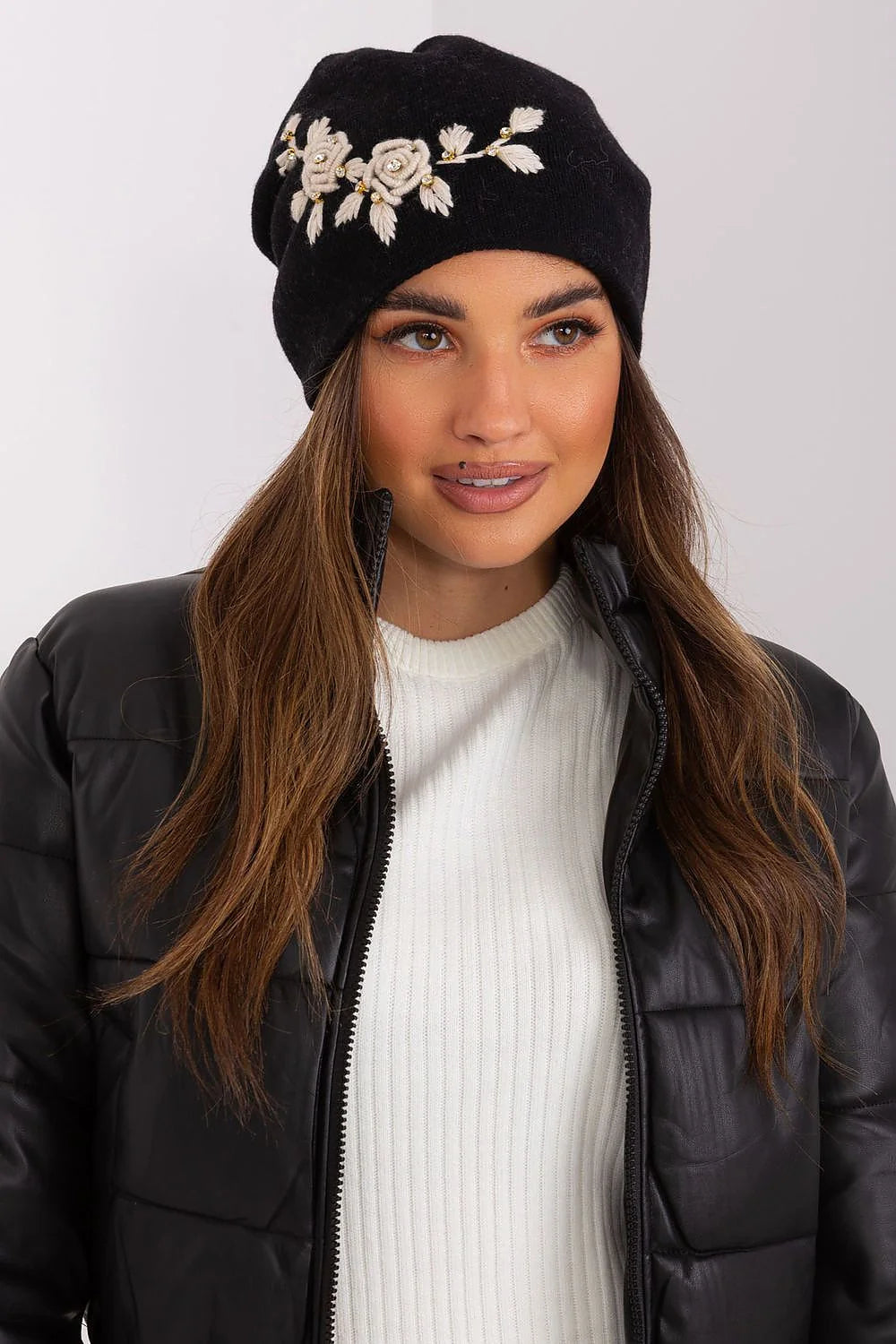 Bonnet d'hiver pour femme en tricot lisse avec broderie florale et perles dorées matière douce et confortable acrylique coton cachemire noire beige doré