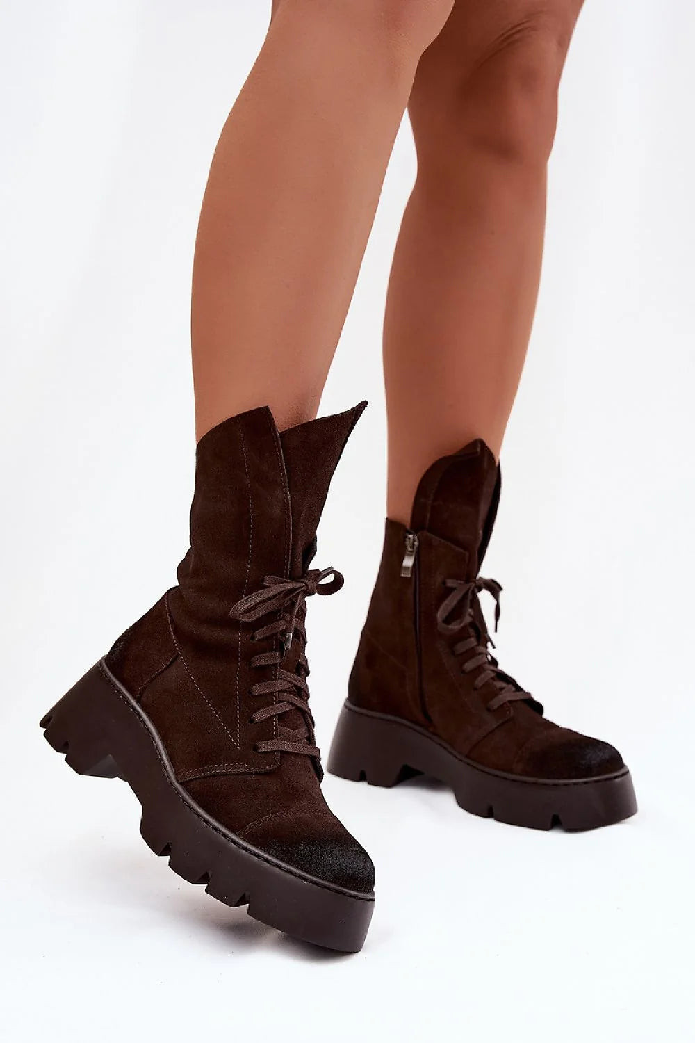 bottines femme suède marron foncé lacées zippées latérales plateforme crantée gomme épaisse tige mi mollet bout rond coutures apparentes