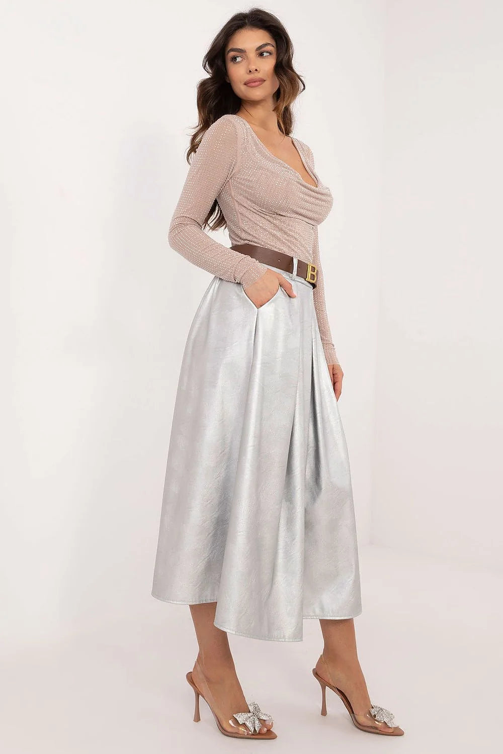 Tenue femme élégante deux pièces haut nuage sequins jupe argentée ceinture boucle lettre talons hauts soirée