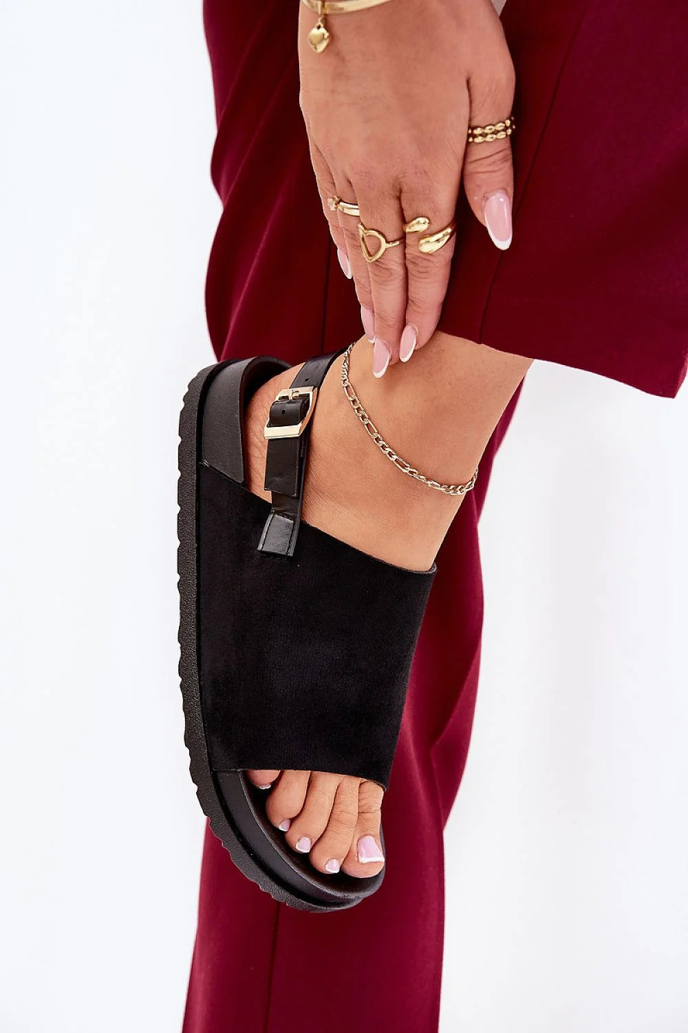 sandales élégantes mode moderne daim noir suédine bride réglable arrière boucle métallique plateforme délicate semelle crantée rembourrée confort chic estivale